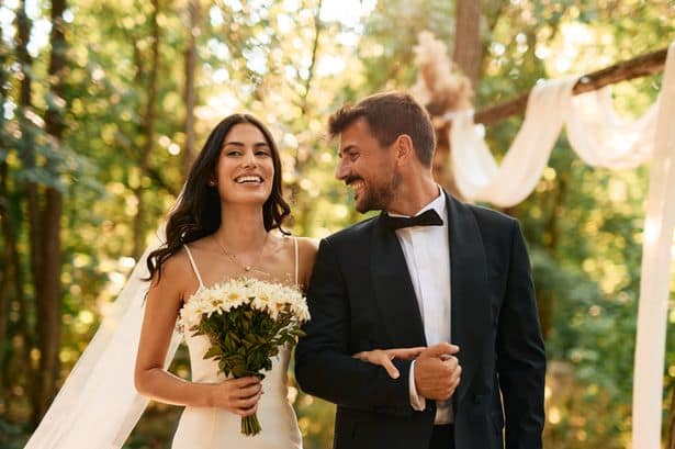 Bride waits 7 months for wedding photos gets ultimate revenge on photographer